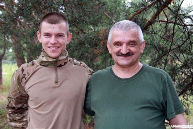 Ковельчани батько і син Ткачуки разом б’ють ворогів!