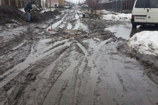 Лучани вимагають від міськради нарешті прикрити асфальтом багнюку на вулиці Івана Богуна