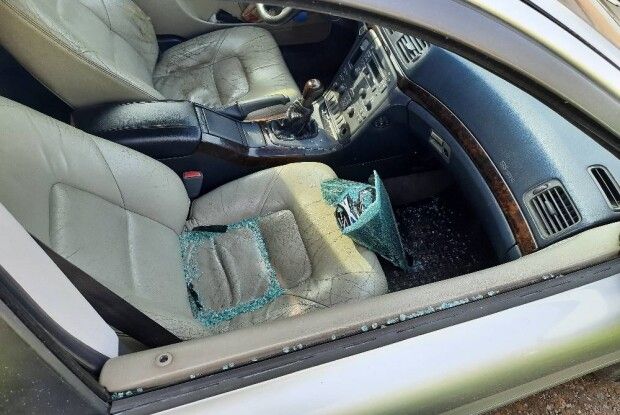 У місті на Волині обікрали автомобіль. Шукають свідків