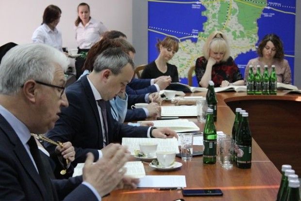У Рівному чиновники зі священиками обговорили духовне виховання молоді