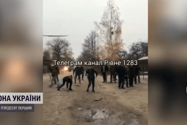 Палиці, каміння і навіть рушниця: у селі на Рівненщині побилися кілька десятків людей (Відео 18+)