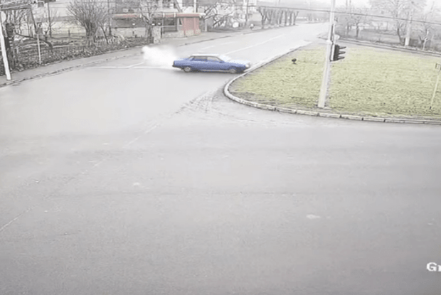 У Луцьку камери зафіксували водія, який посеред вулиці зробив різкий маневр і вилетів на газон (Відео)