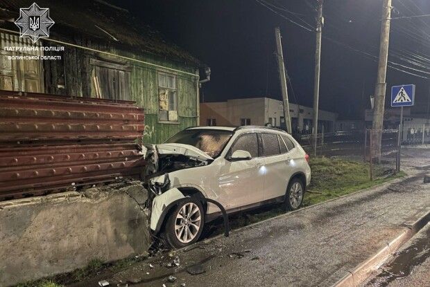 У Луцьку п'яні водії трощили паркани