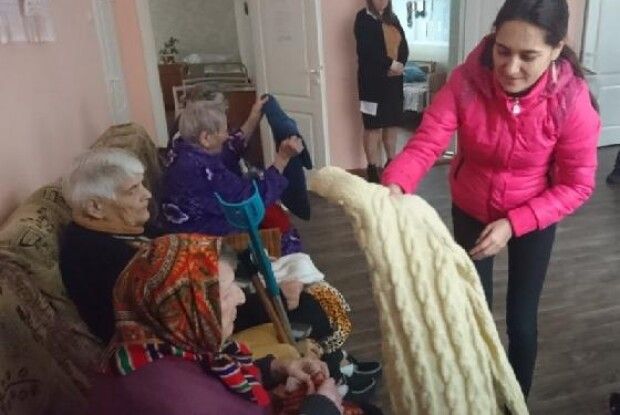 У Ковелі мешканцям «будинку для одиноких» подарували шкарпетки, светри, шапки і шарфи