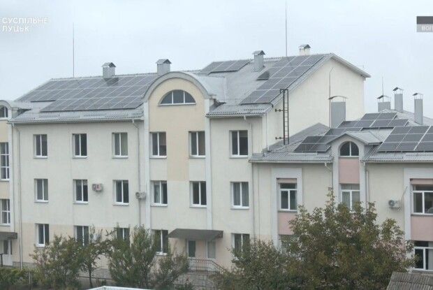 Як працює лікарня на Волині, на даху якої встановили сонячні панелі (Відео)
