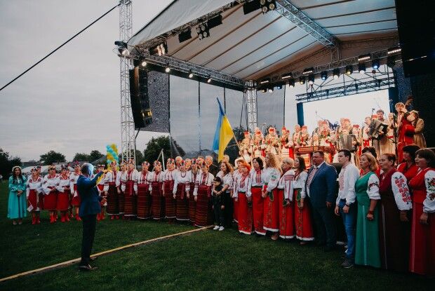 У селі біля Луцька під час флешмобу встановили співочий «рекорд громади» (Фото, Відео)