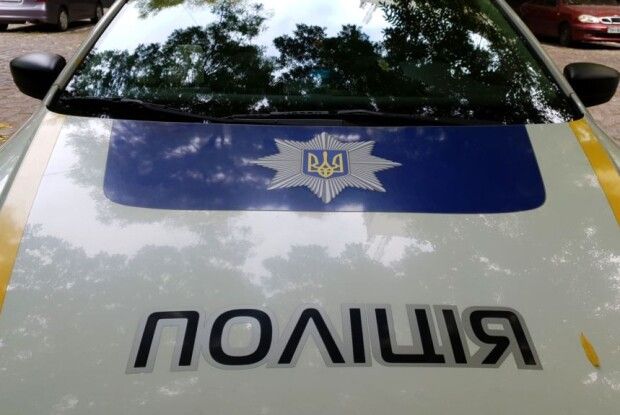 Жінка за кермом позашляховика протаранила поліцейську машину: правохоронця затисло в авто (Фото)