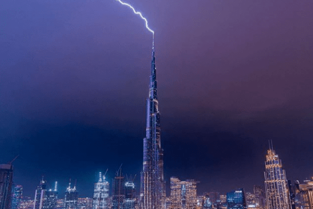 Блискавка влучила в найвищий хмарочос у Дубаї (дивовижне фото)