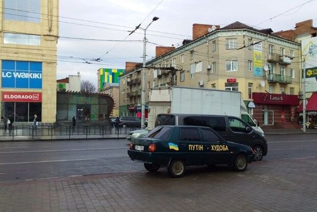 Волинянин образив корів та баранів, написавши на своїй автівці «Путін – худоба» (фото)