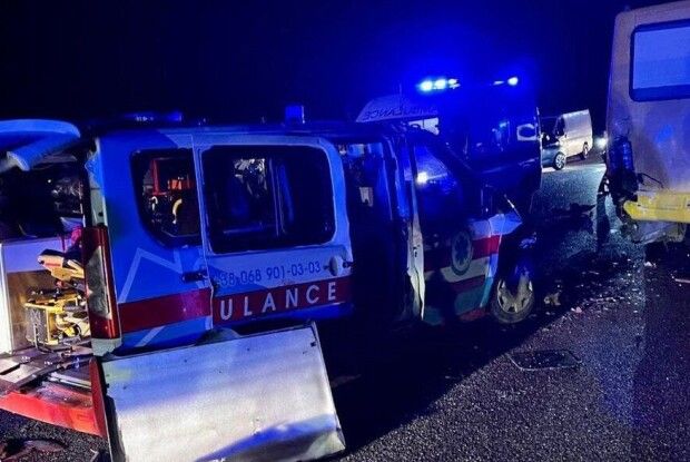 Смертельна ДТП на Львівщині: легковик і маршрутка влетіли у «швидку», яка везла пацієнта