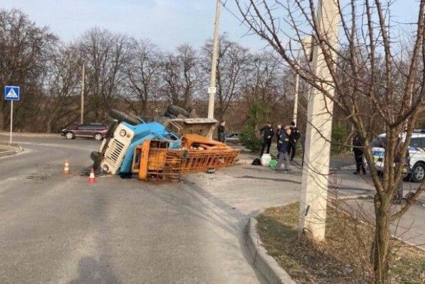 У Рівному догори дригом перекинувся ЗІЛ (Фото)