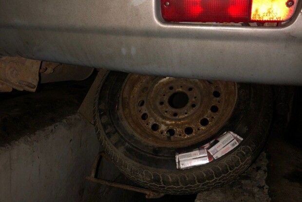 Запакував у запасне колесо: луцькі прикордонники затримали цигаркового контрабандиста