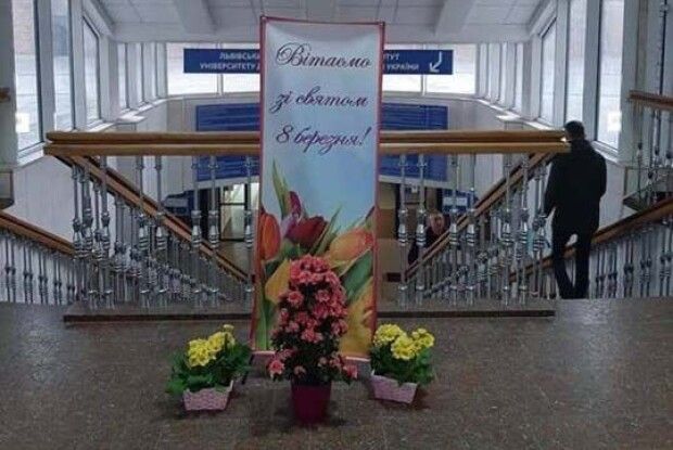 «Тіко свічечки бракує»: як у податковій нестандартно привітали жінок із 8 Березня 