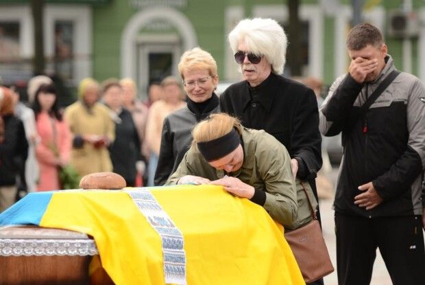 Рівне – у жалобі: в останню дорогу провели Героя, батька двох синів (Фото)