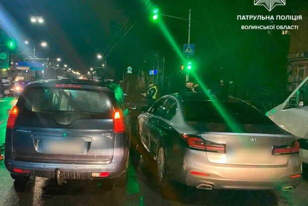 У Луцьку вночі водій Peugeot протаранив BMW (Фото)