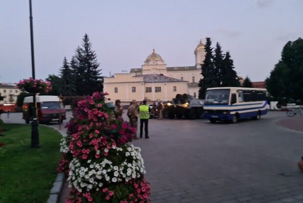 Лучани аплодують правоохоронцям, які звільнили заручників (Відео)
