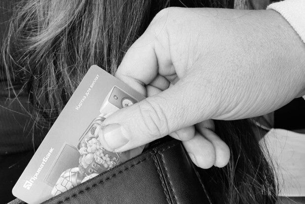 На Волині злодій поцупив у жінки банківську картку та зняв із неї гроші