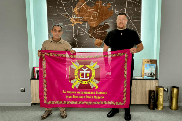 Ще один бойовий стяг прикрасив міську раду на Волині