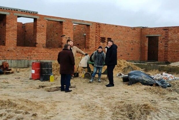 У якому стані  будівництво школи в селі Стобихівка на Камінь-Каширщині?