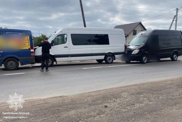 На Рівненщині зіштовхнулися п'ять автівок: винуватцем став пес