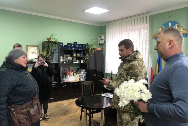 У громаді на Волині державні нагороди полеглих Героїв отримали їхні батьки 