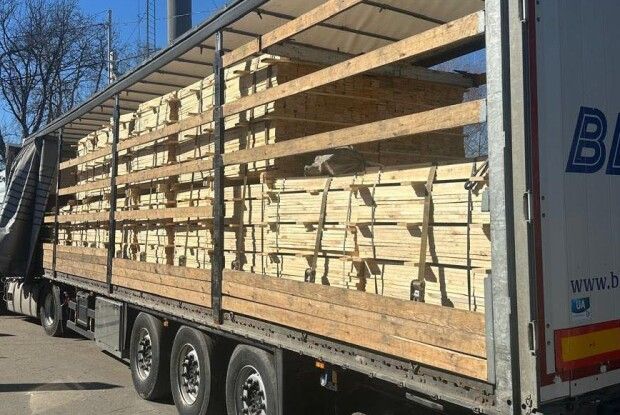 Волинський ліс не доїхав до Польщі: на митниці затримали вантажівку з фальшивими документами