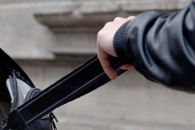 Перерізав ремінь і втік із сумкою: у Луцьку затримали злодія