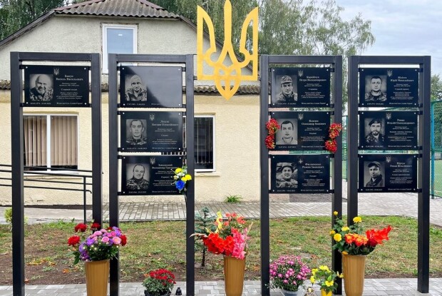 У селі на Волині відкрили меморіальний стенд із портретами полеглих Героїв-випускників