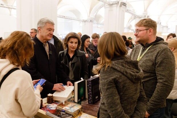 Родинна традиція: Петро і Марина Порошенки сходили на Книжковий Арсенал