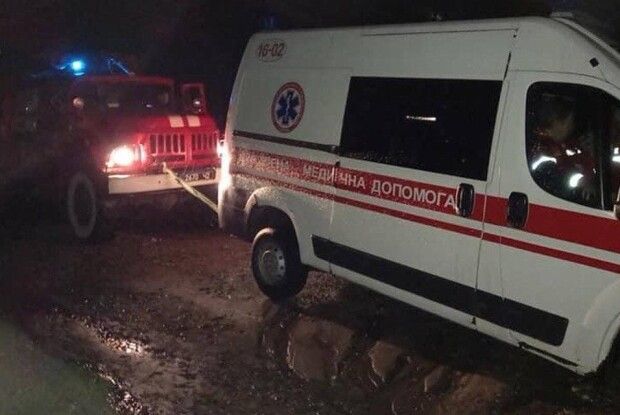 «Швидка», яка прямувала до хворого, застрягла у багнюці на Волині (Фото)