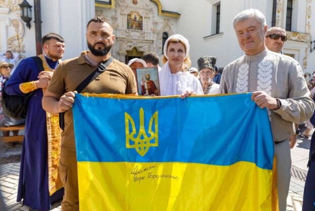 Петро Порошенко в Лаврі помолився за Перемогу України і закликав заборонити «ефесбешну» упц