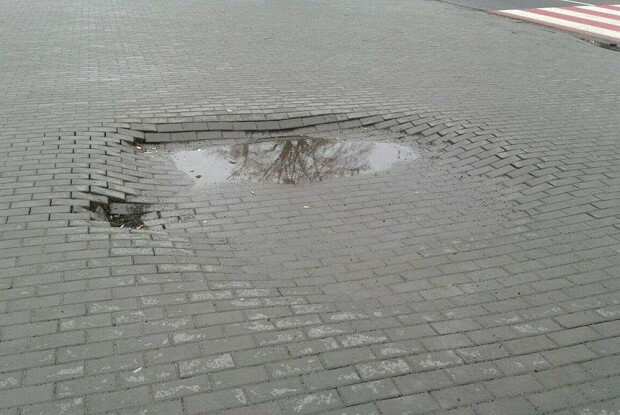 Яму біля луцького стадіону оперативно ліквідували