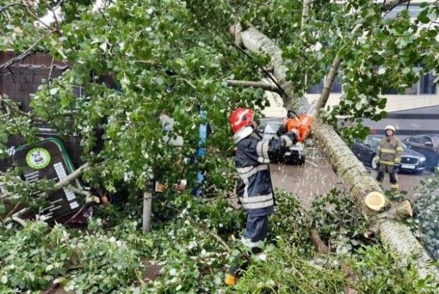 Через негоду в Україні без електрики залишилися понад 60 населених пунктів