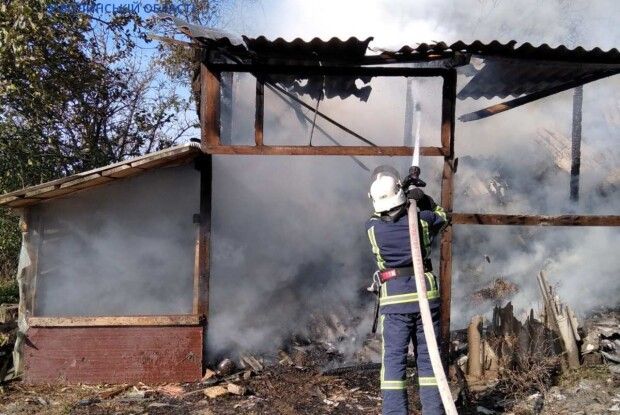 На Волині через невідомого загорілося обійстя (Фото)