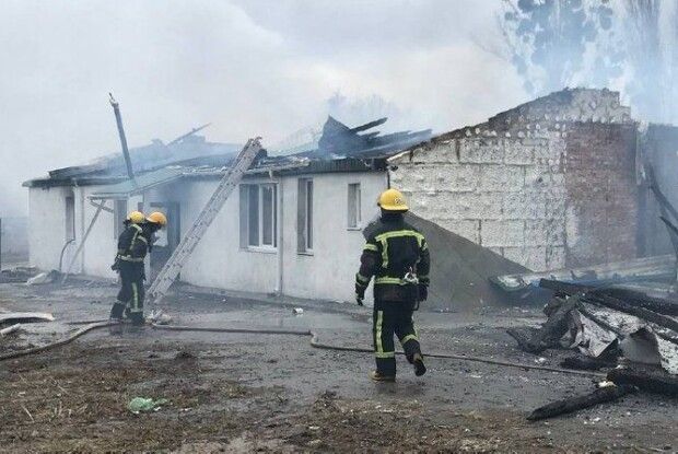 Вогонь перекинувся з іншої будівлі: в Луцькому районі згорів склад
