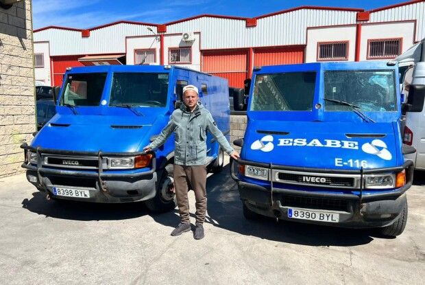 Футболіст Зозуля відправив два броньованих авто в Україну (Фото)