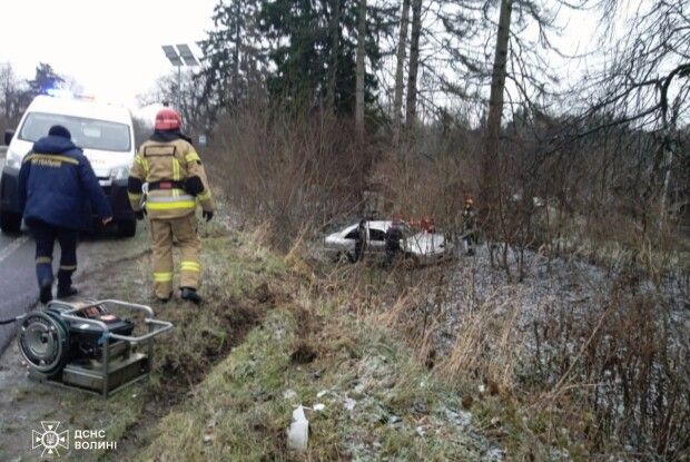 На Волині автівка злетіла у кювет