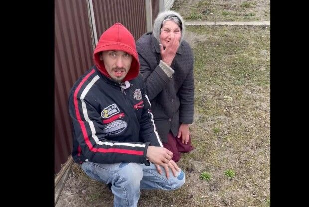 «Дякую, хлопці!»: бабуся на колінах зустрічала наших захисників на окупованих територіях (Відео)
