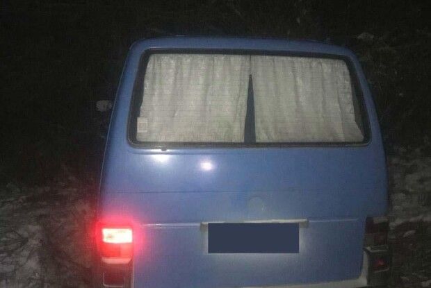 Залишився сам в чужому авто і далеко не заїхав: рівнянин на краденому бусі злетів з дороги