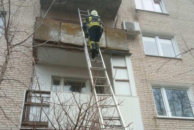 На Волині рятувальники по драбині пробиралися на третій поверх, щоб відвернути біду