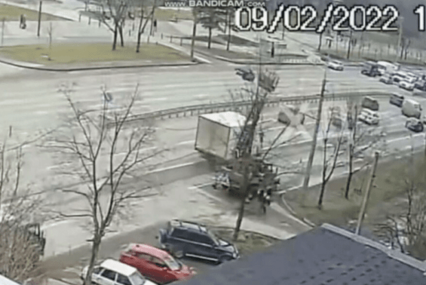 Людей розкидало в різні боки: вантажівка зачепила вишку з електромонтерами (Відео 18+)