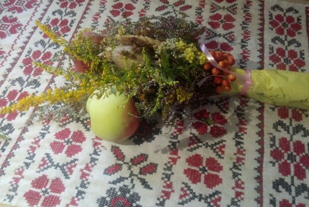 Після традиційного освячування яблук і квітів лучанка ледь не опинилася на лікарняному ліжку
