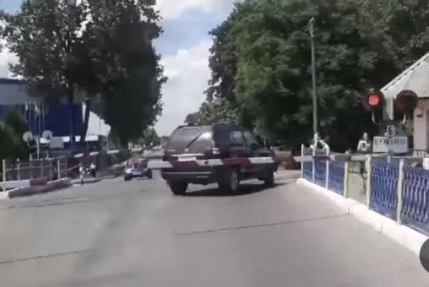На Рівненщині водій на крутому авто потрапив у пастку (Відео)