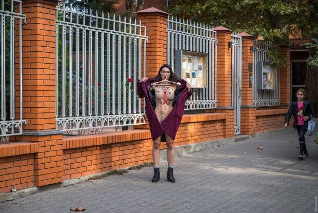 Активістка Femen роздягнулася під Генконсульством Польщі на знак солідарності з польськими жінками (Фото 18+) 
