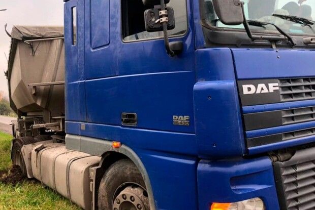Виїжджав на зустрічну та узбіччя: небайдужий волинян здав патрульним п’яного водія фури (Фото)