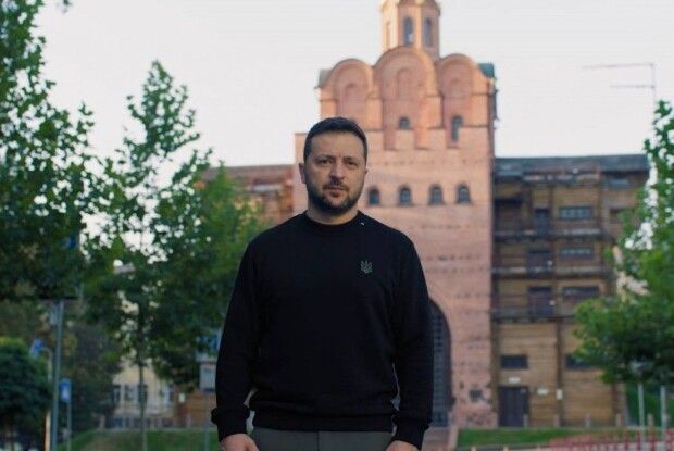 Якими словами Зеленський біля Золотих воріт привітав захисників та захисниць України зі святом (Відео)