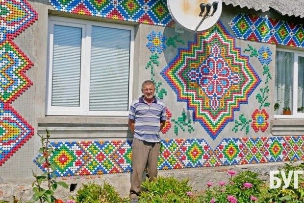 Волинянин «вишив» свій будинок з пластикових кришок
