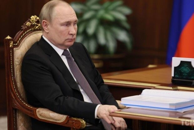 російський диктатор боїться з'являтися на публіці, бо хвороба дає про себе знати