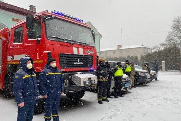 Волинські рятувальники визволили із заметів 4 автомобілі (Відео)