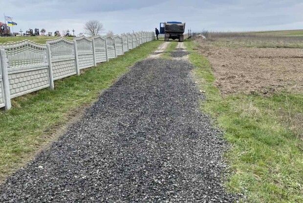 У громаді на Волині висипали щебенем дорогу до кладовища